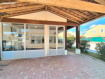 local commercial proche mer