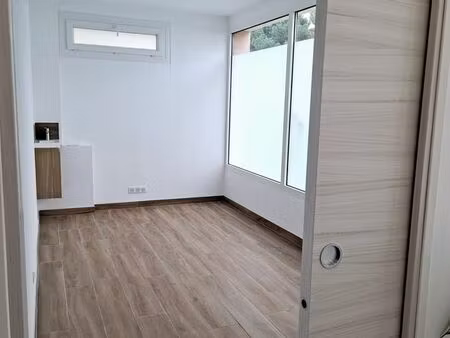 local commercial 12m2 à louer fréjus plage