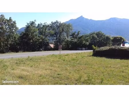 terrain proche du plan d'eau