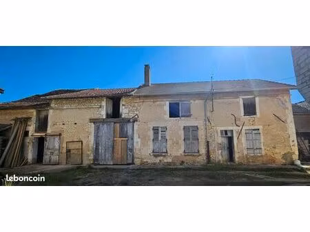 longére dans bourg à appoigny