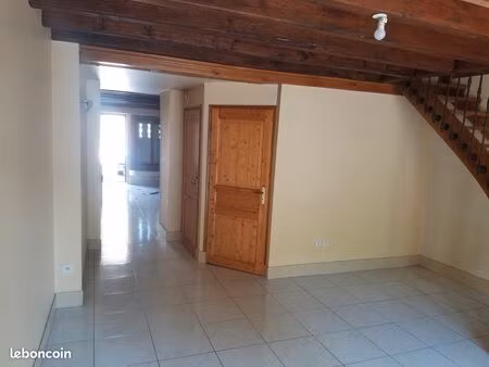location maison de village