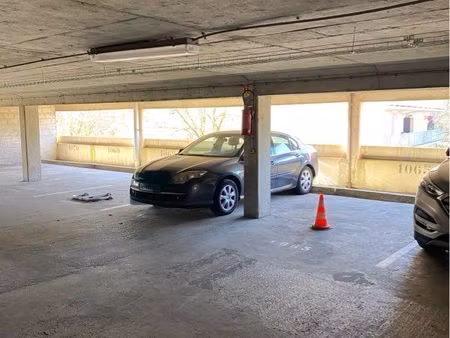 place de parking evry