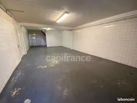local 126 m²