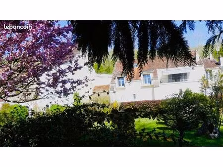 superbe chai viticole habitable et son jardin au bord de l'eau