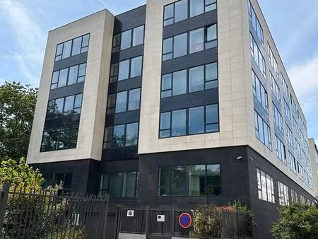 bureaux professionnels lumineux