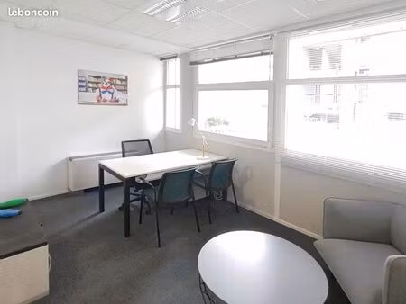 bureau privé à louer pour 2 personnes à massy  stop & work massy