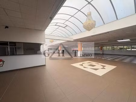 bâtiment commercial avec restaurant + salle – savigny-le-temple