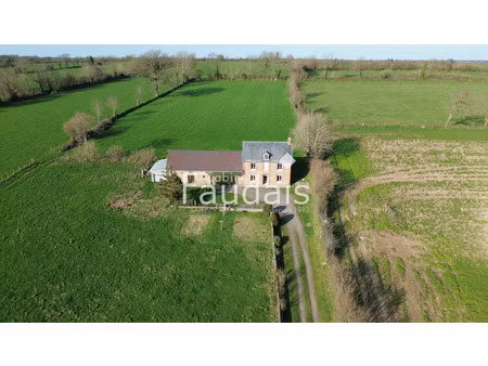 maison en pierre avec vue panoramique sur la campagne  sans