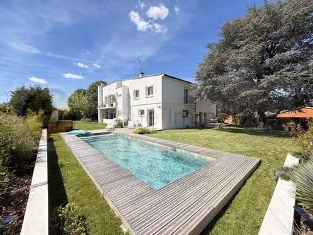 unique  maison rénovée avec cachet indéniable