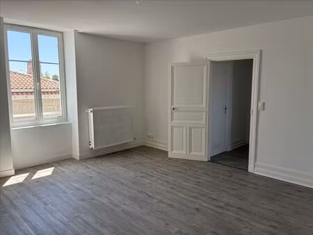 ruffec centre - t3 rénové 84 m²