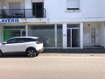 parentis-en-born - local commercial