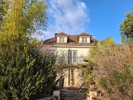 beaux volumes pour cette maison offrant de multiples possibilités et divers projets