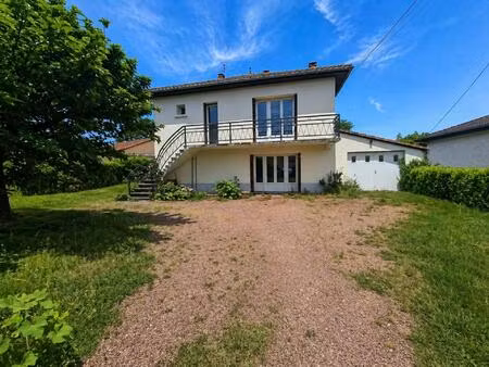 maison de 102m2 sur 1100m2 de terrain avec 4 chambres.