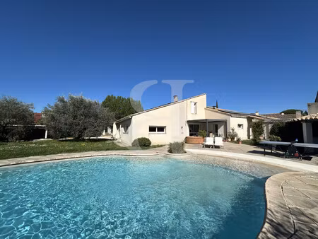 propriété contemporaine avec piscine dans le centre-ville de v