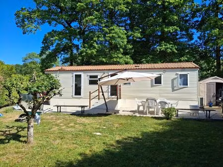terrain de loisir avec un mobil home dans un écrin de verdure
