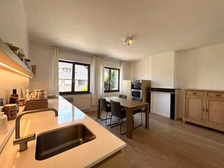 instapklaar twee-slaapkamerappartement te centrum tielt!