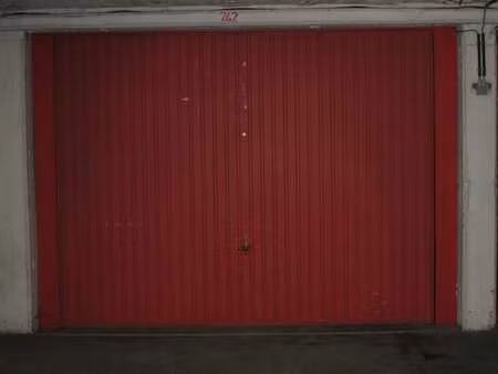 box fermé de +/- 25 m2 dans complexe sécurisé