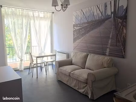 studio meublé cosy en plein coeur de lons avec balcon