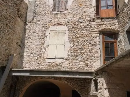 immeuble + annexes à fort potentiel – 12 à 15 lots – vallon pont d’arc