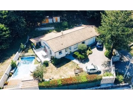 belle villa avec piscine et bain à remous
