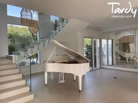 villa de luxe à vendre dans le quartier les lecques-banette-bourrasque-pradeaux