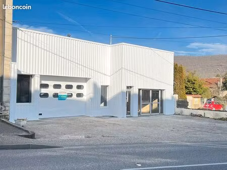 local d'activite avec parking privatif et terrain sur axe passant sur lavelanet