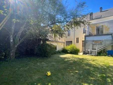 grande maison de ville avec double garage  véranda  terrasse et jardin clos