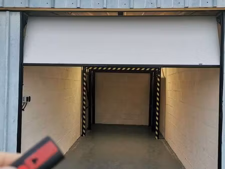 garage  box  14.4m2 env +4m2 de mezzanine. 6m de long par 2.40 de large. sol et mur en bét