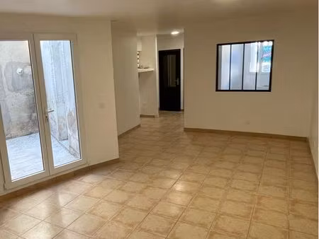 appartement rdch avec cour privée clim refait à neuf