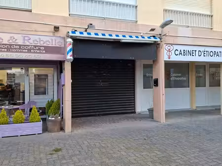 murs d’un local commercial à gruissan-port