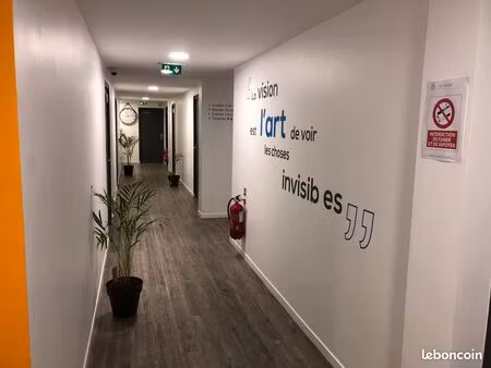 bureau très propre dans un centre d'affaires