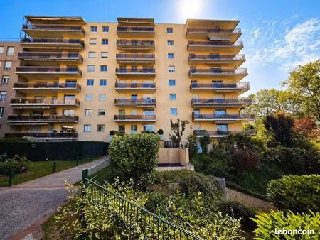 studio 1 pièce 28 m²
