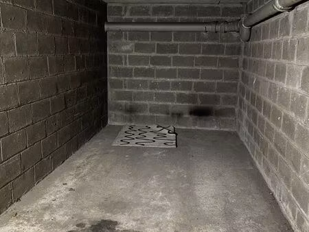 box fermé dans résidence sécurisée