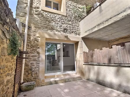 a louer - appartement 3 pièces en duplex avec terrasse et stationnement - sauveterre