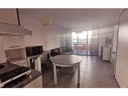 location appartement  m² t-2 à les angles  690 €