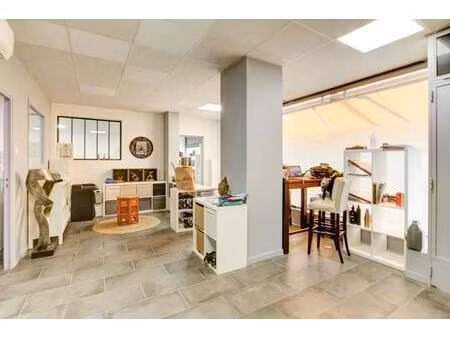 local commercial + grande cave  rez de chaussée d'une résidence sécurisée  proche sortie a