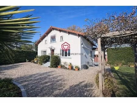maison de campagne en bordure de village