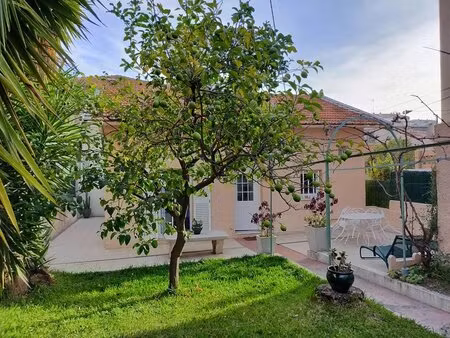 maison de plain-pied : trois pièces meublé avec jardin de 100m² et garage fermé
