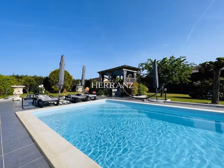 maison de plain-pied  4/5 chambres  garage  piscine  parc ar