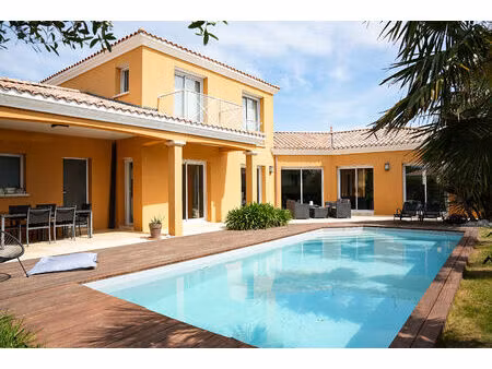 les sables d'olonne - maison 6 pièces  201 m² avec jardin  piscine et double garage
