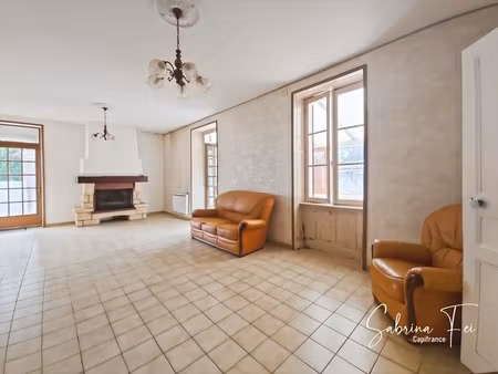 plain-pied charron– parcelle d’environ 1500 m² – fort potentiel
