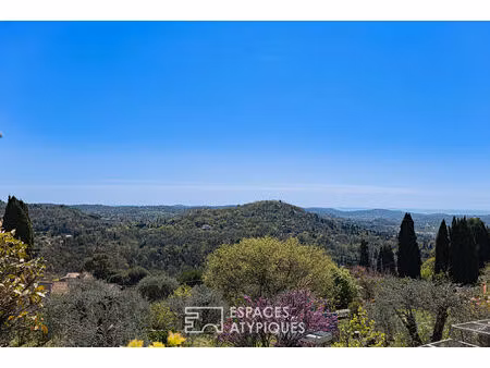 parenthèse suspendue et vue azur sur les restanques de magagnosc