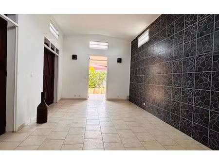 location maison  m² t-5 à lamentin  1 340 €