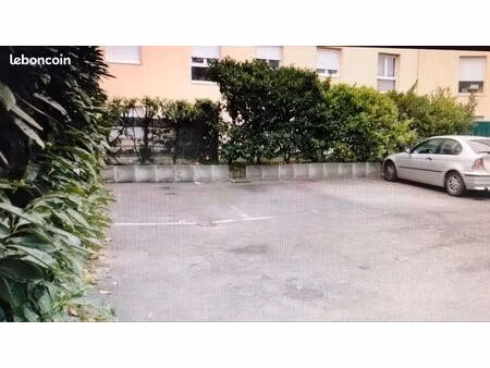 place de parking à côté du lidl