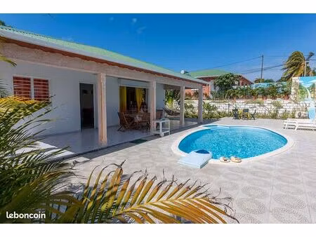 villa avec piscine pivée