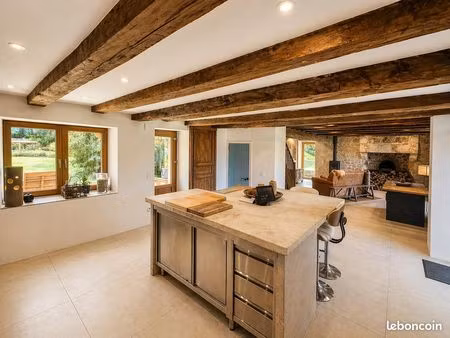 charmante maison en pierre rénovée avec plus d’1 hectare de terrain
