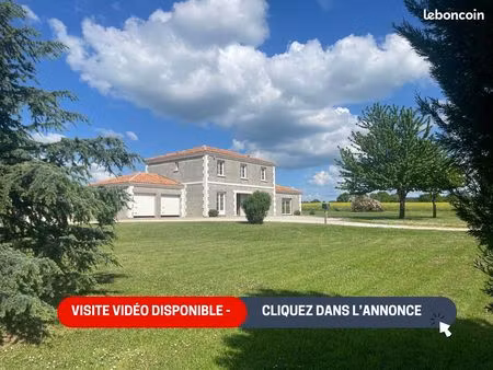 maison d'habitation charentaise de 205 m² habitable avec dépendance et grand terrain arbor
