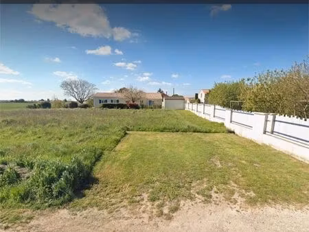 terrain 617m² les essards