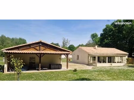 maison contemporaine de 2005 et terrain arboré de 6 500 m² proche des commodités