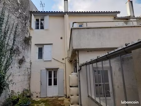 a louer maison centre ville avec jardin 800e